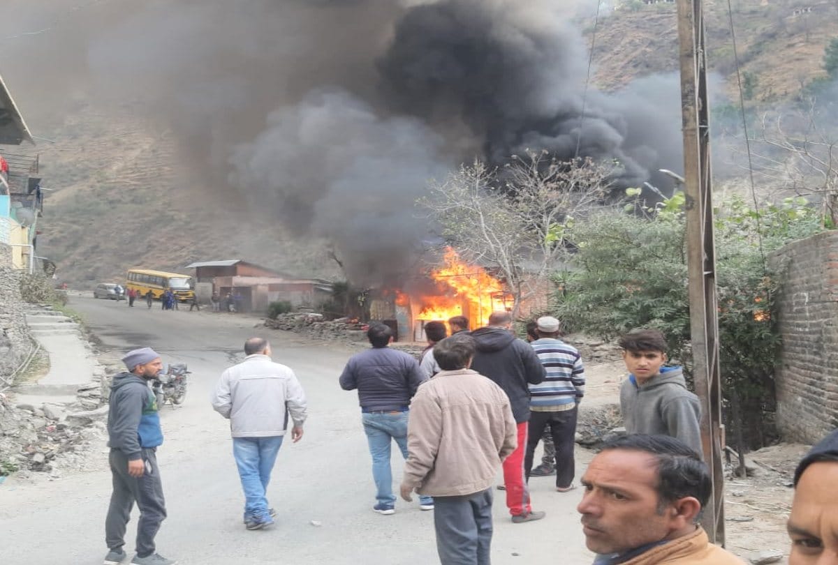 Himachal: fire broke out in general store, goods including a car Burnt to ashes
