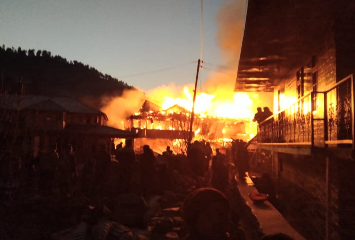 major fire incident in Bagi village of Rohru Shimla, many houses gutted into fire