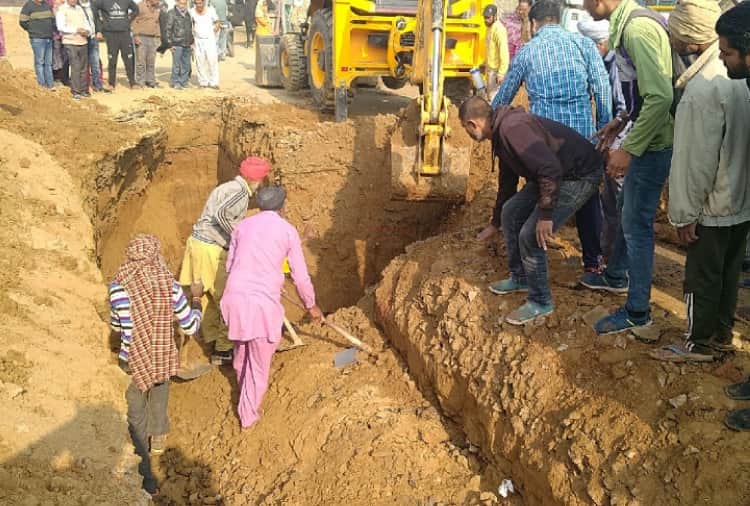 Two Labourers Die In Soil Mound Collapse In Fatehabad of Haryana