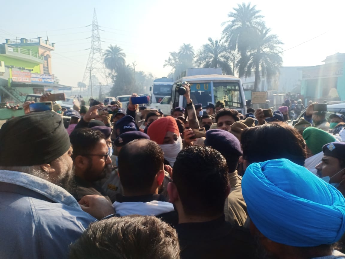 kisan andolan in uttarakhand news: udham singh nagar kisan delhi march, police force deployed at rampur border seen photos