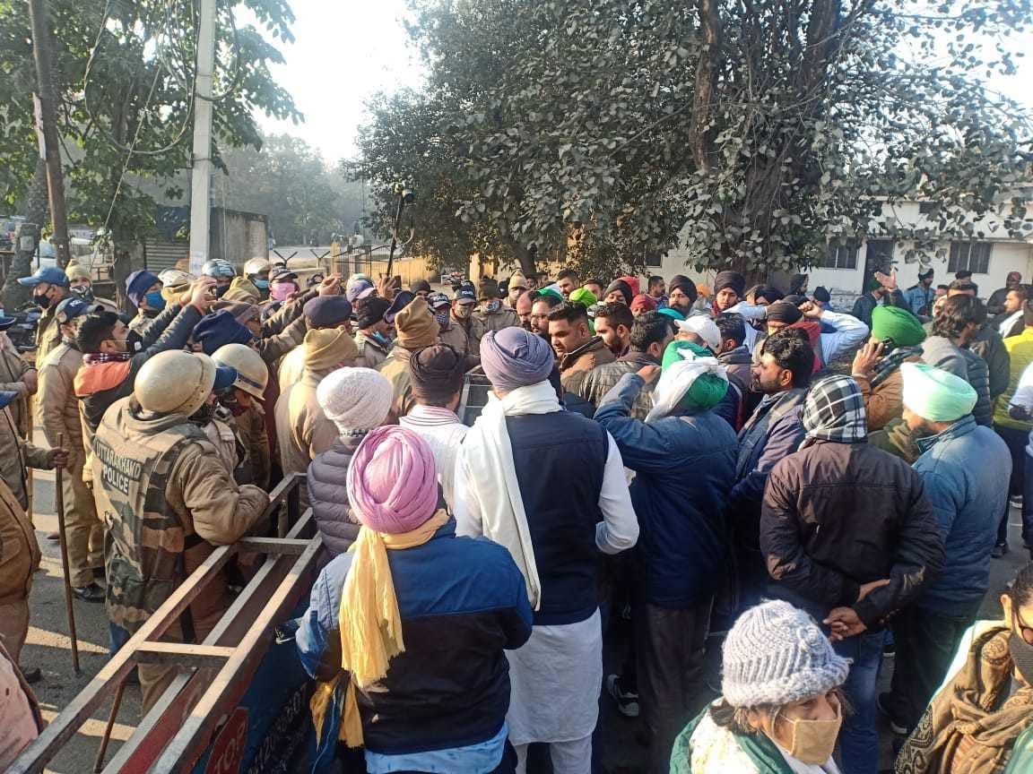 kisan andolan in uttarakhand news: udham singh nagar kisan delhi march, police force deployed at rampur border seen photos