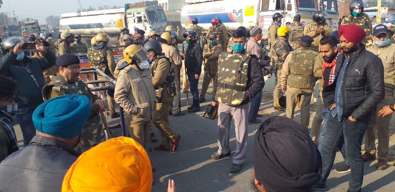 kisan andolan in uttarakhand news: udham singh nagar kisan delhi march, police force deployed at rampur border seen photos