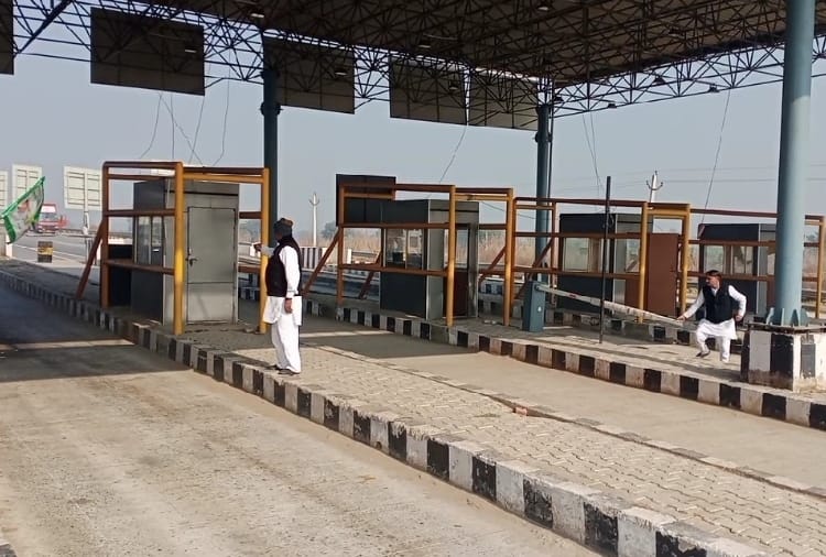 Farmers Protest at Toll Plaza in Haryana, Vehicles passed without charge