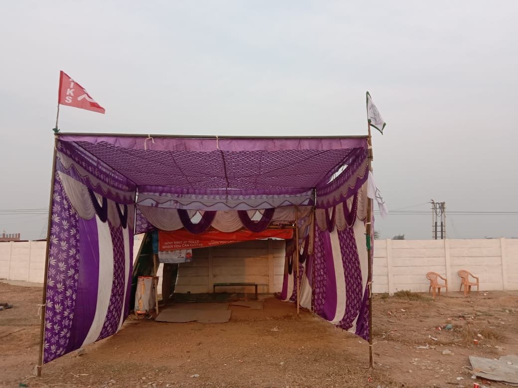 The driver passed without hindrance, the farmers arranged the night stay by putting tents near the toll