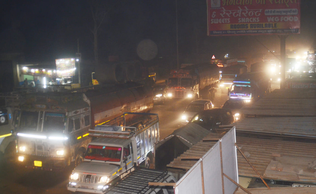 Increased number of vehicles jammed on Delhi-Saharanpur highway