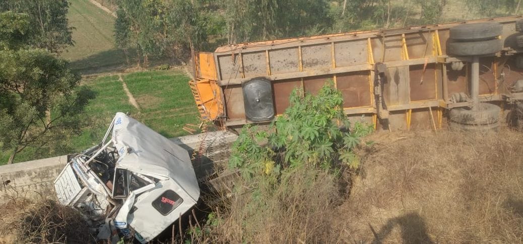 12 vehicles collided on highway due to fog, two killed