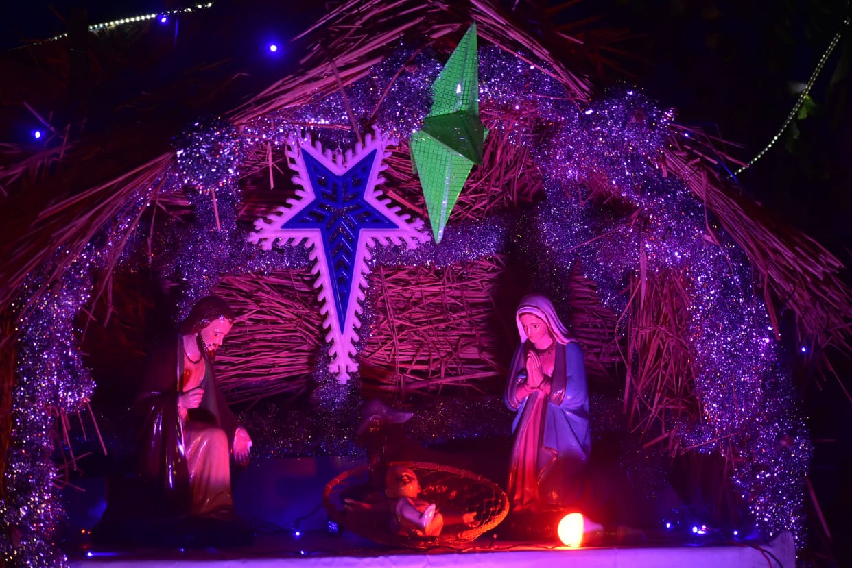 Merry Christmas: The light of life burns, Jesus born in the midnight cowshed