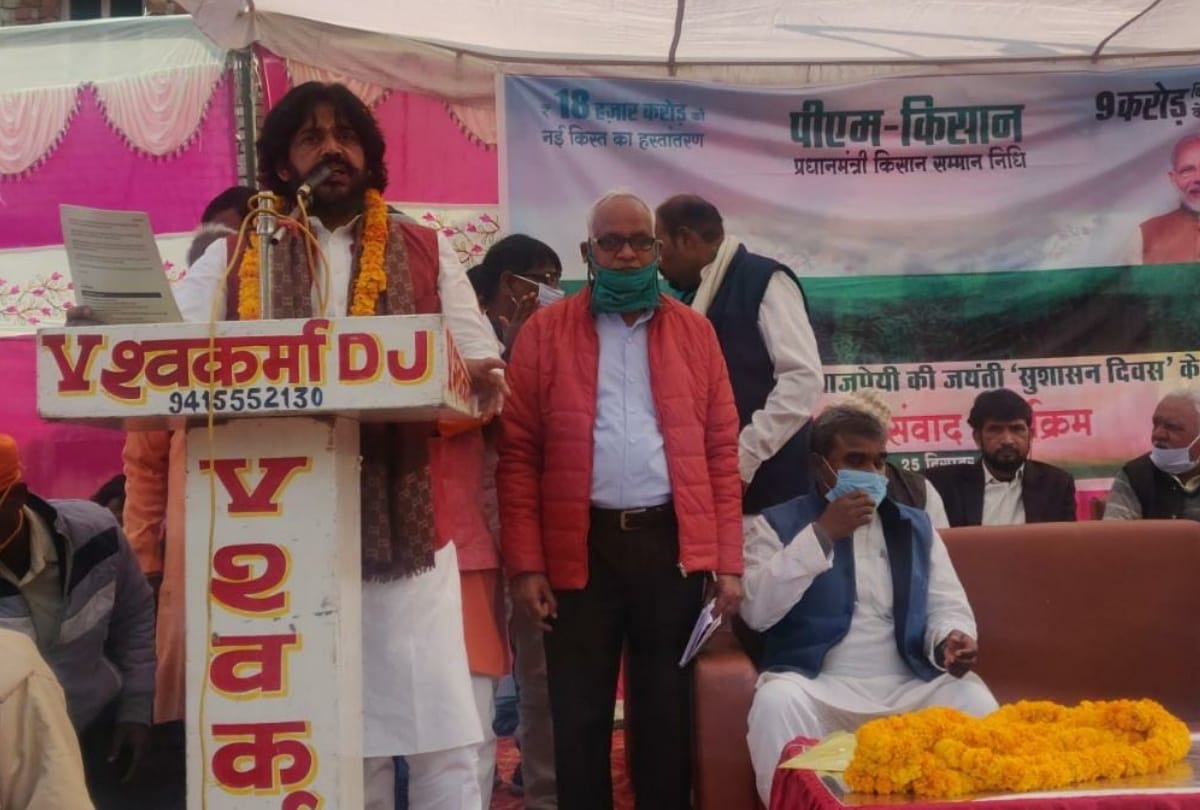 MP Ravi Kishan addresses farmers in Gorakhpur