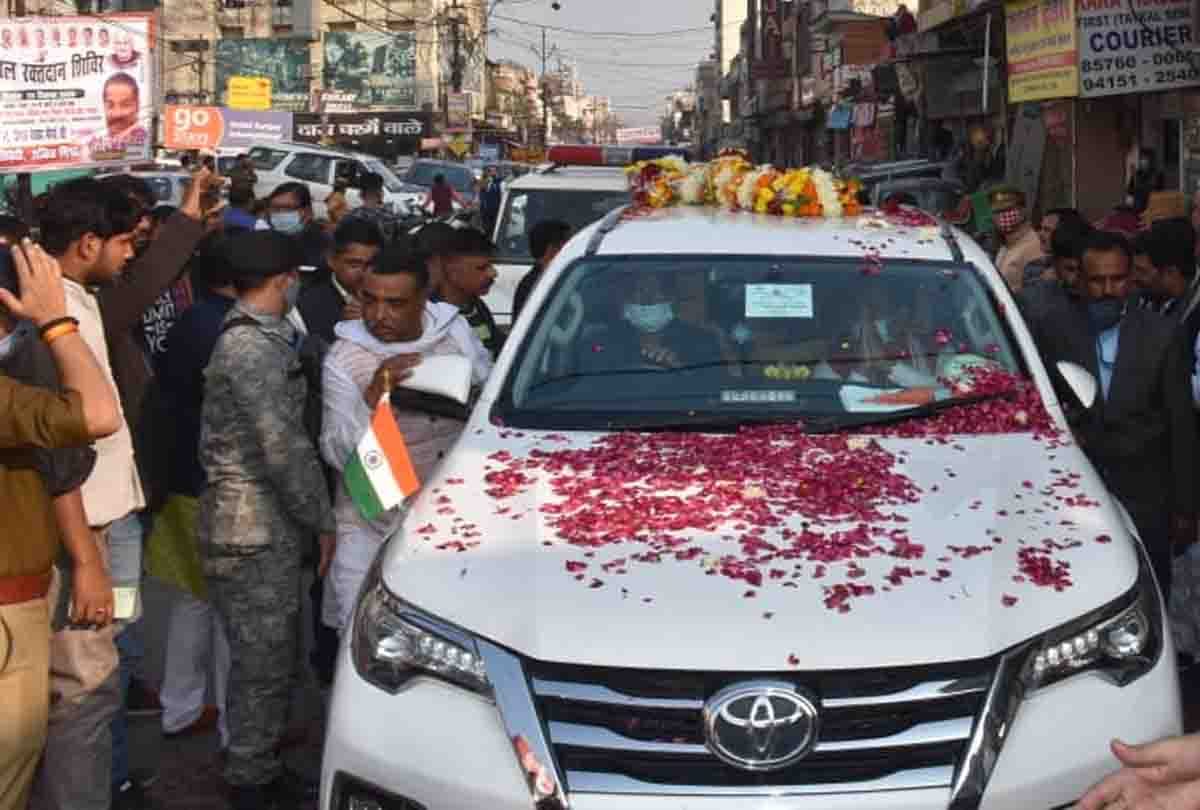 UP: police constable beaten auto driver, he Lie down in front of Deputy CM's fleet, police detained