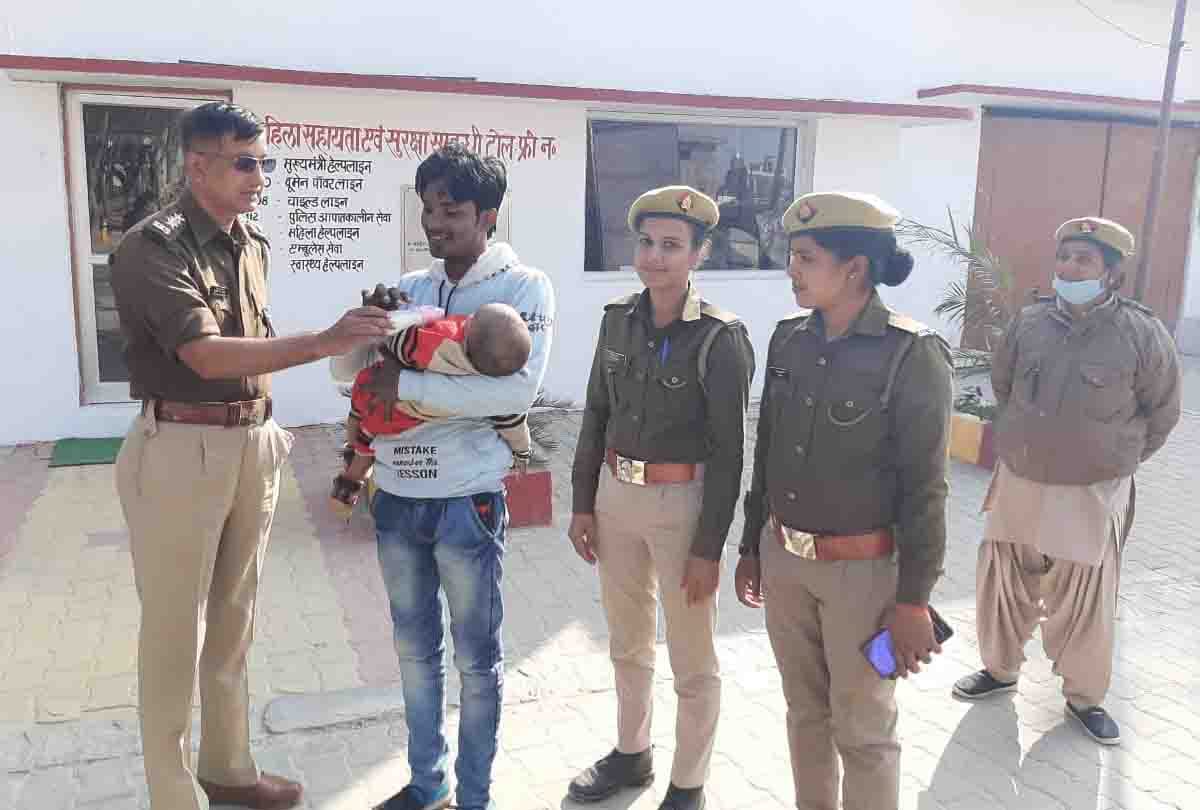 Seeing the weeping of innocent in the bus, the driver stopped the bus in the police station