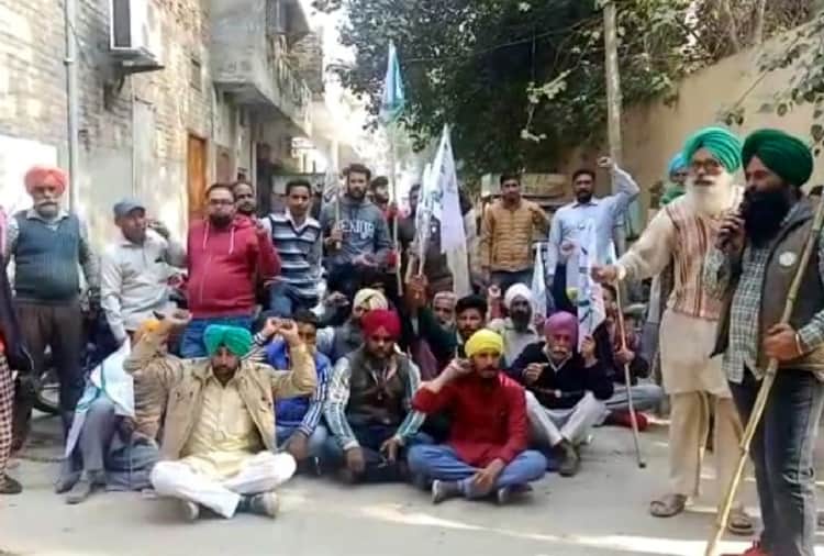Kisan Andolan: Ruckus During Atal Bihari Vajpayee Jayanti Program In Punjab, Farmers Protests at Many Places