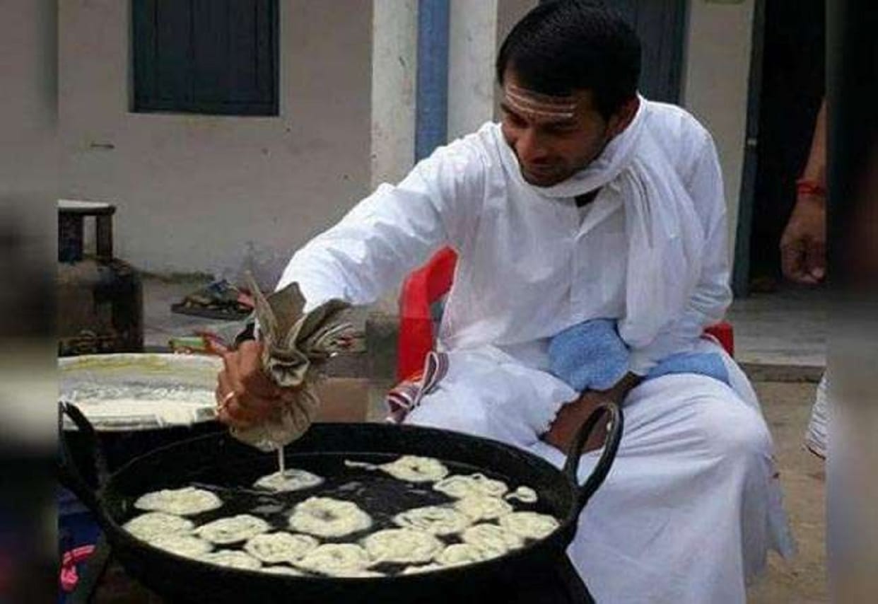 RJD Lalu Prasad yadav elder son tej pratap yadav making jalebi in patna