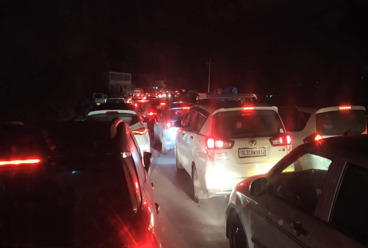 hotel packed with tourists on Christmas in himachal, traffic jam in Manali