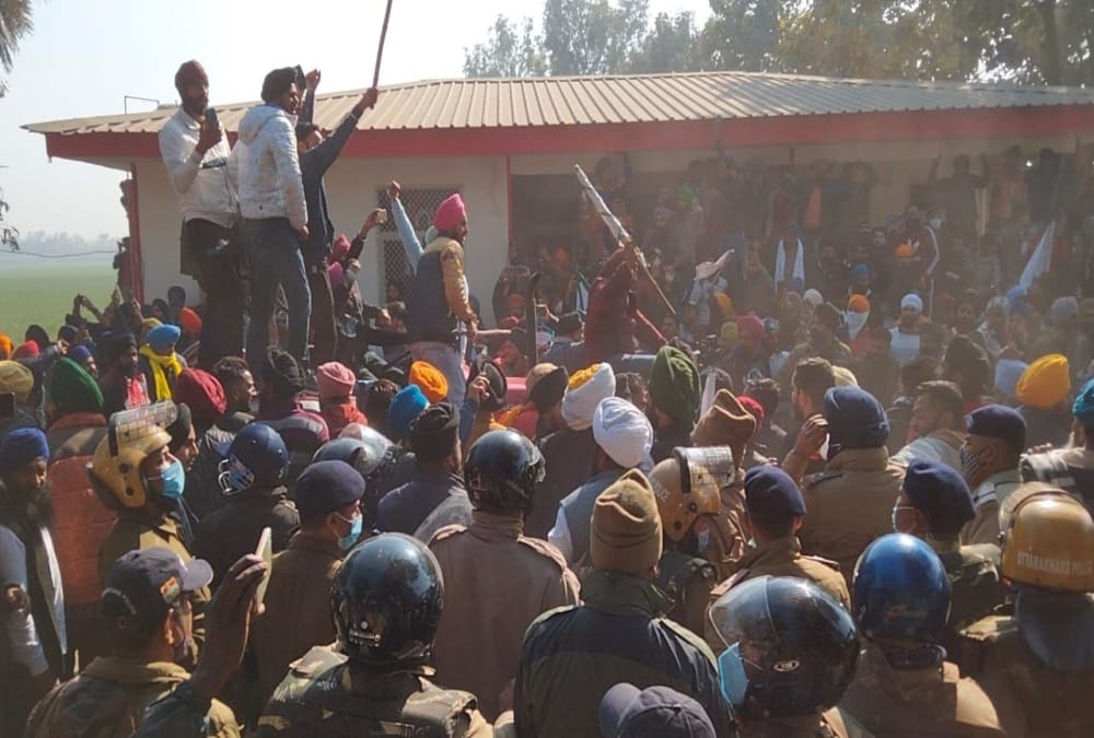 kisan andolan in uttarakhand: Angry Farmers Fight With Police in Udham singh nagar see Photos