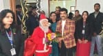 द कैंब्रिज स्कूल में उपहार देते रामवीर उपाध्याय।
