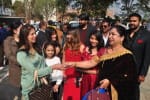 क्रिसमस की बधाई। प्रभु यीशु के जन्म दिवस पर एक दूसरे को बधाई देते ईसाई बंधू। अमर उजाला