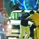 चंडीगढ़ में भिड़ते क्राइम ब्रांच कर्मचारी और पुलिस के कर्मचारी।