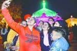 सेल्फी लेता एक परिवार।