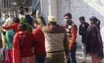 पादरी के कहने पर चर्च परिसर में प्रार्थना के लिए पहुंचे श्रद्धालुओं को बाहर जाने को कहता पुलिसकर?