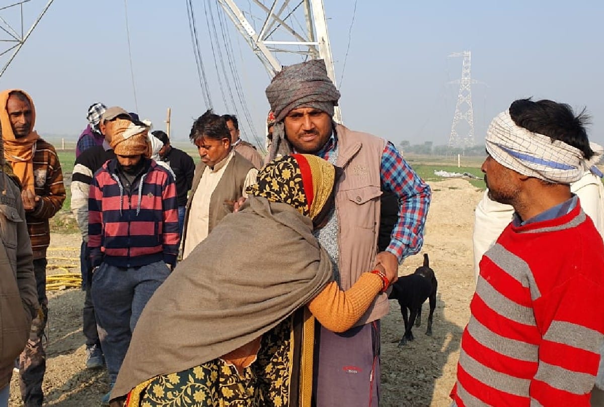 Agra UP Farmer News: Farmer climbed the tower of high tension line in mainpuri