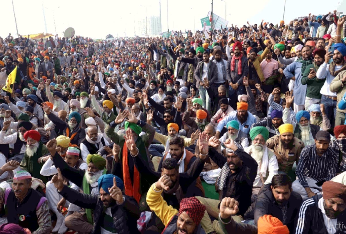 Amid chilling temperature, farmer protests bare bodied with tricolour painted on him