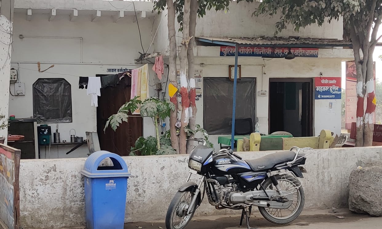 The posts are deserted during the day, policemen are not found at night