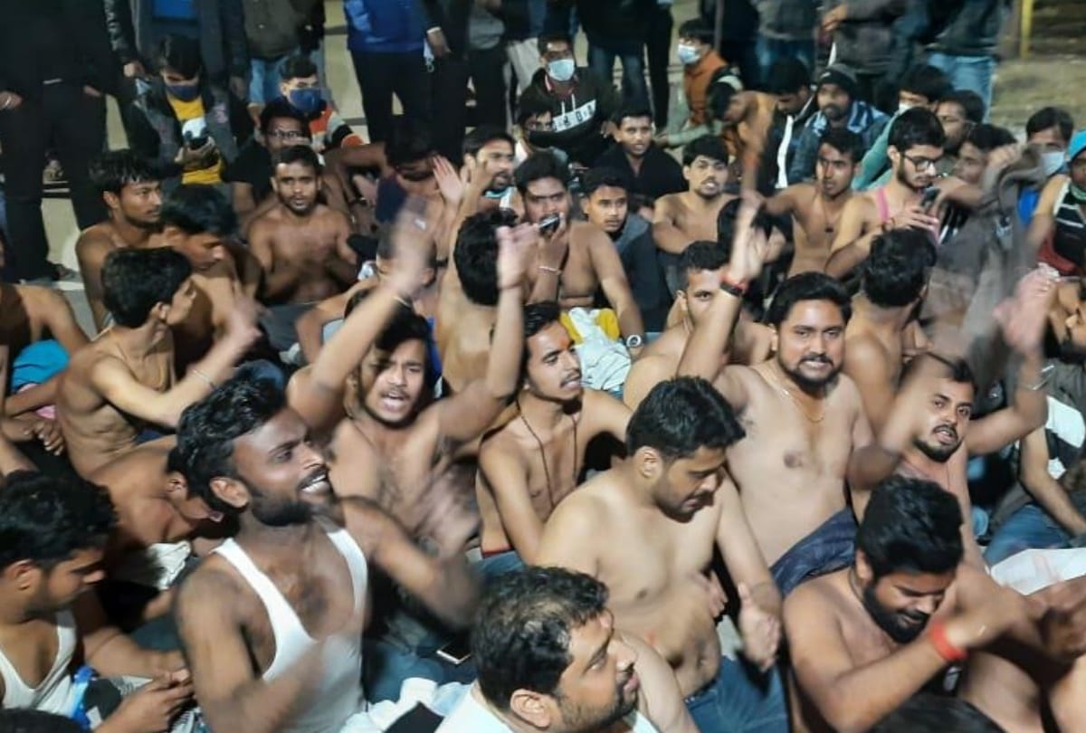 students protest without shirt at ddu vice chancellor residence gorakhpur