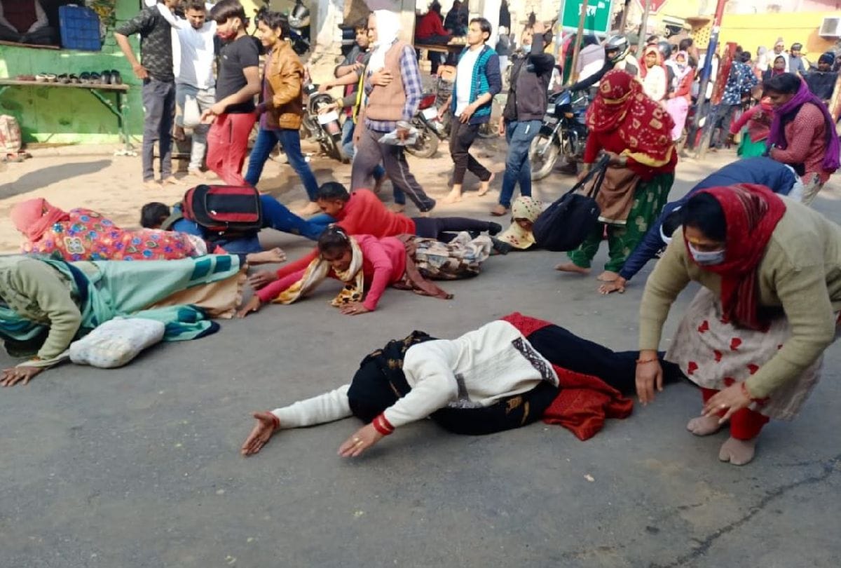 devotees gathered on Giriraj Parikrama Marg in Govardhan mathura news