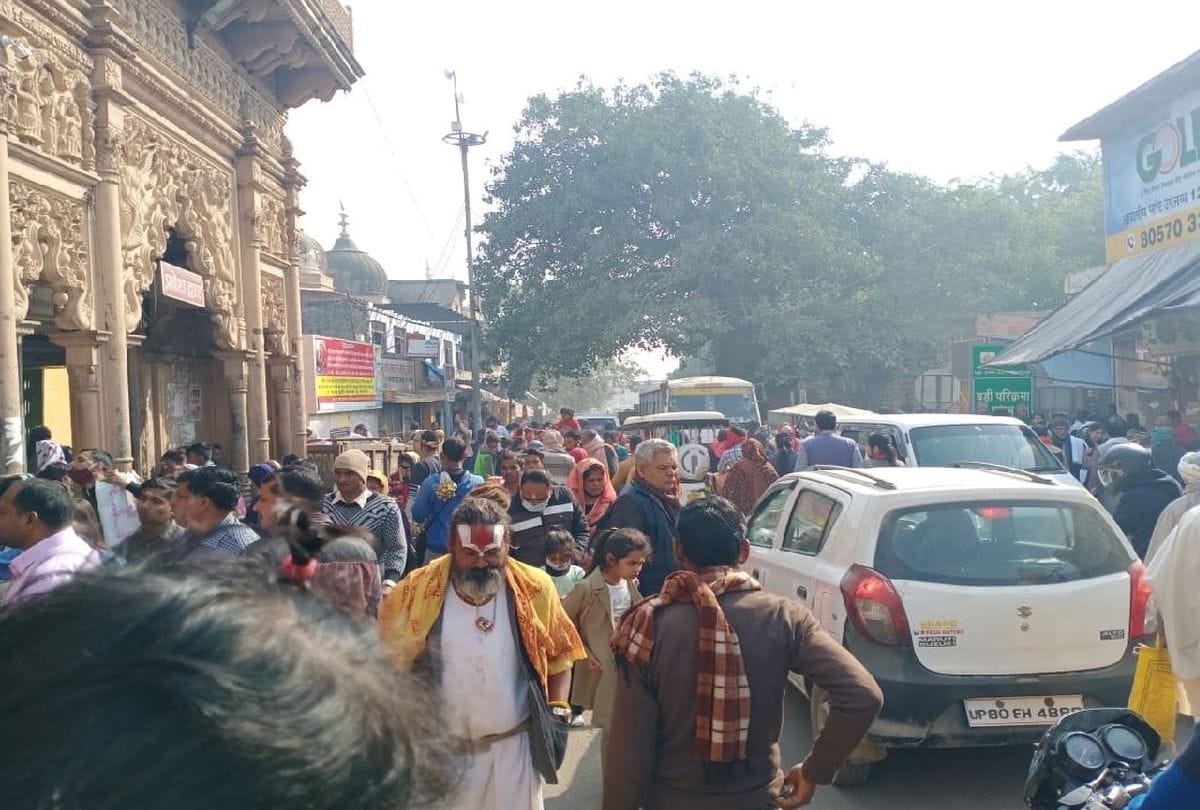 devotees gathered on Giriraj Parikrama Marg in Govardhan mathura news
