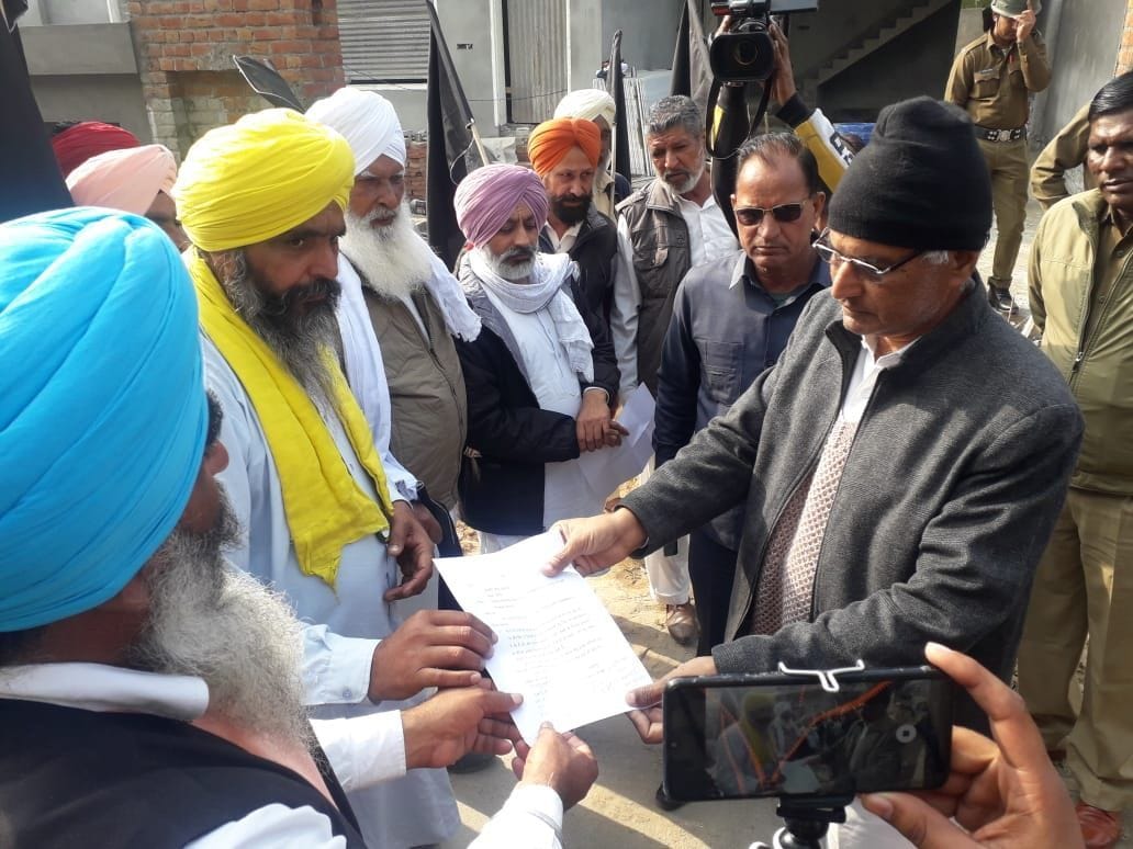 Farmers arrive at MP house to demand resignation