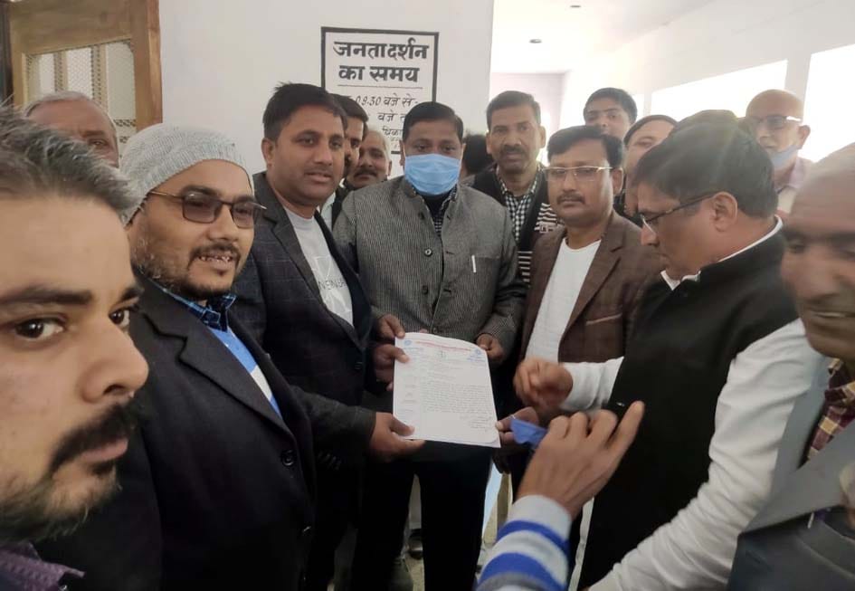 eta kaand par vakeelon ne kiya pradarshan