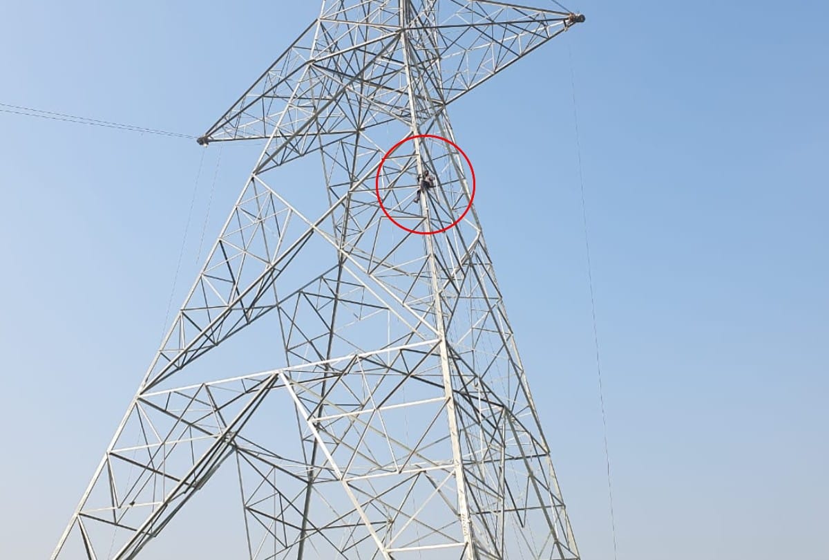 Agra UP Farmer News: Farmer climbed the tower of high tension line in mainpuri