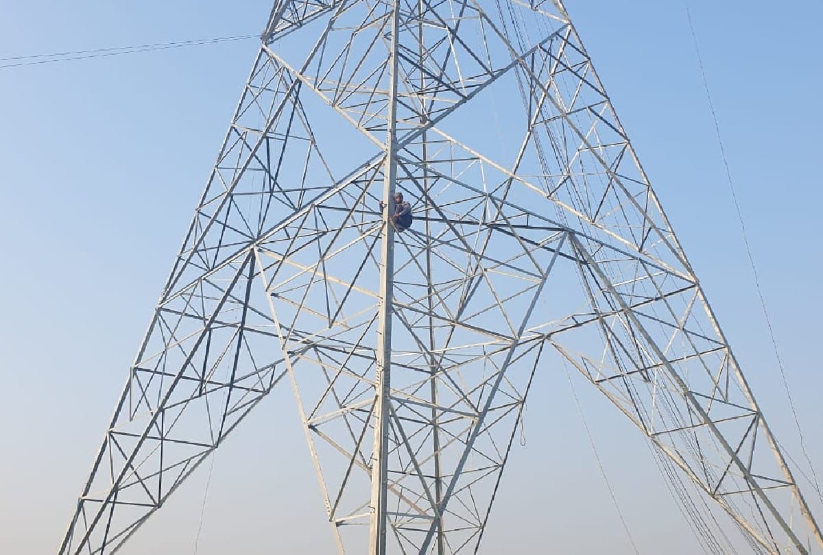 Agra UP Farmer News: Farmer climbed the tower of high tension line in mainpuri