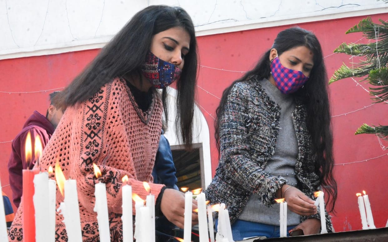 Kovid's lock on Christmas too, candle burnt outside the church