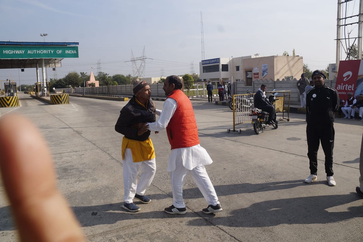 dispute beween farmer during protest