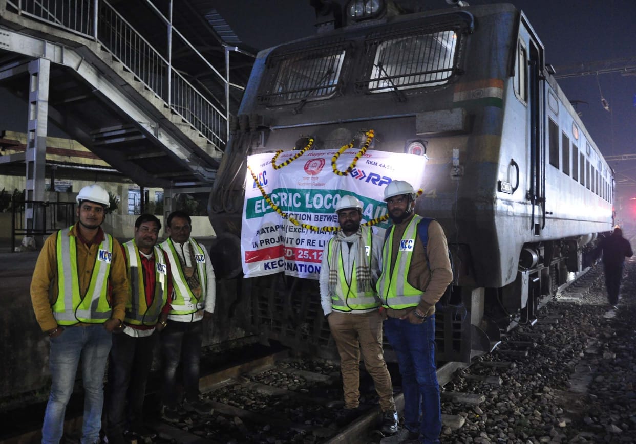 Electric engine ran for the first time on Pratapgarh-Phaphamau railroad