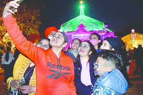 Church brightened in the evening, youths gathered to take selfies