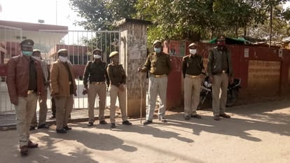 कैप्सन - तहसील परिसर में मुस्तैद पुलिस