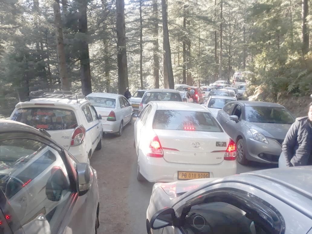 Tourists getting traffic jams on Khajjiar-Dalhousie road
