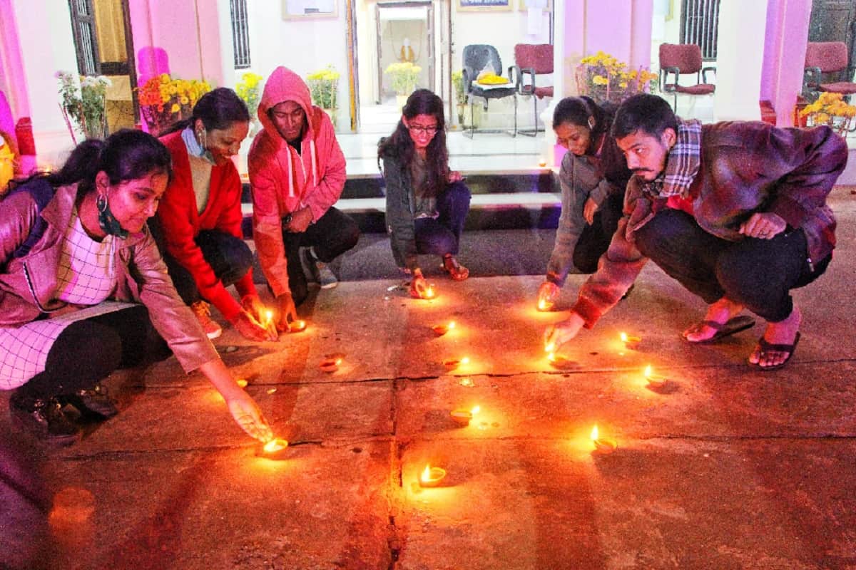 Malaviya Jayanti Mahamana garden illuminated with lamps special aarti at Assi Ghaat Varanasi