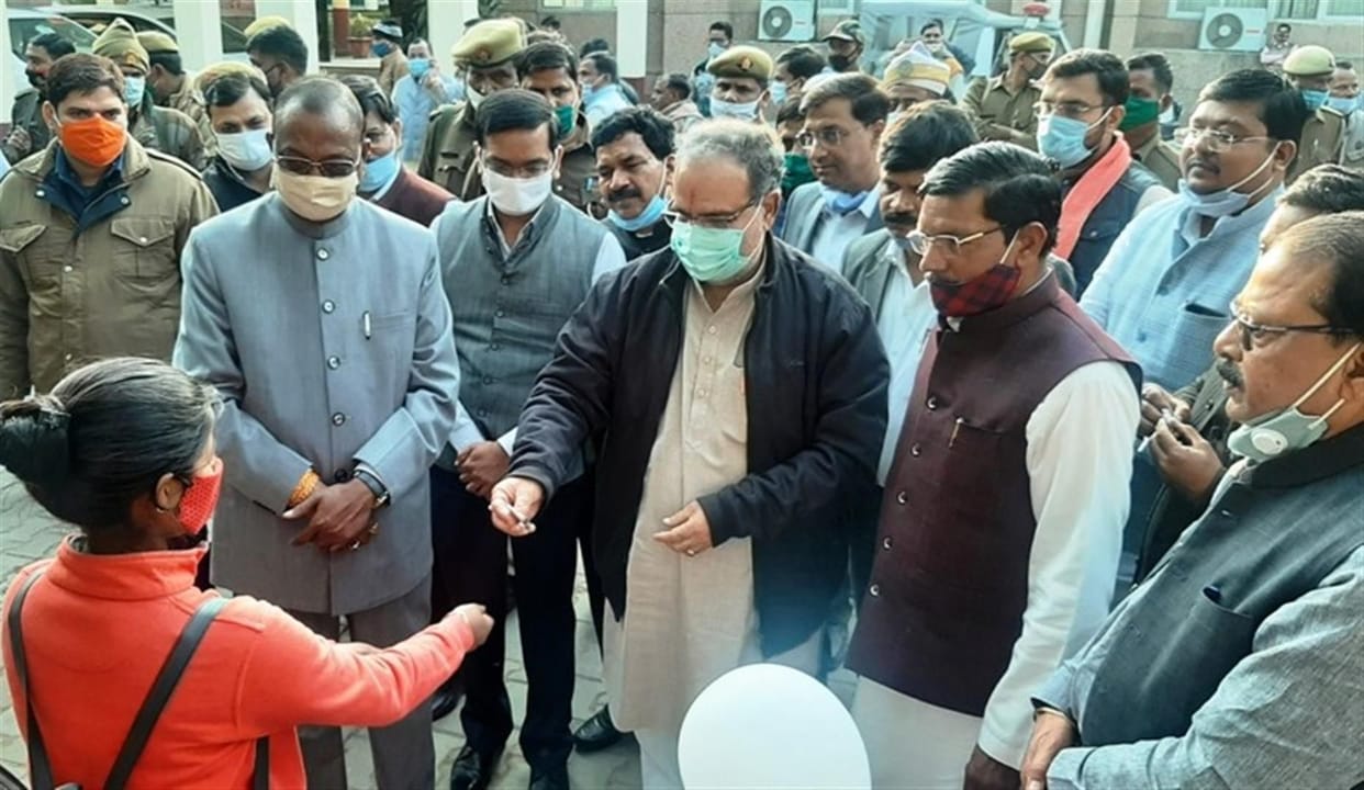 District incharge minister distributed cycle to girls student