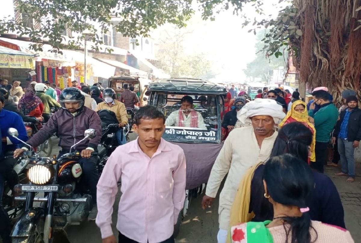devotees gathered on Giriraj Parikrama Marg in Govardhan mathura news
