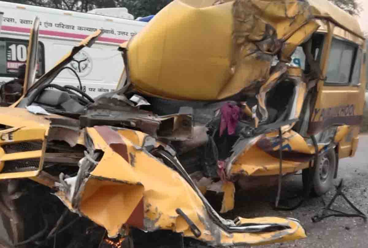 Hamirpur: School van collided with dumper