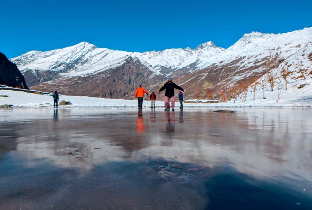 Himachal News: Kholudu Lake in Jobrang of Lahaul Spiti district frozen due to sub-zero temperature
