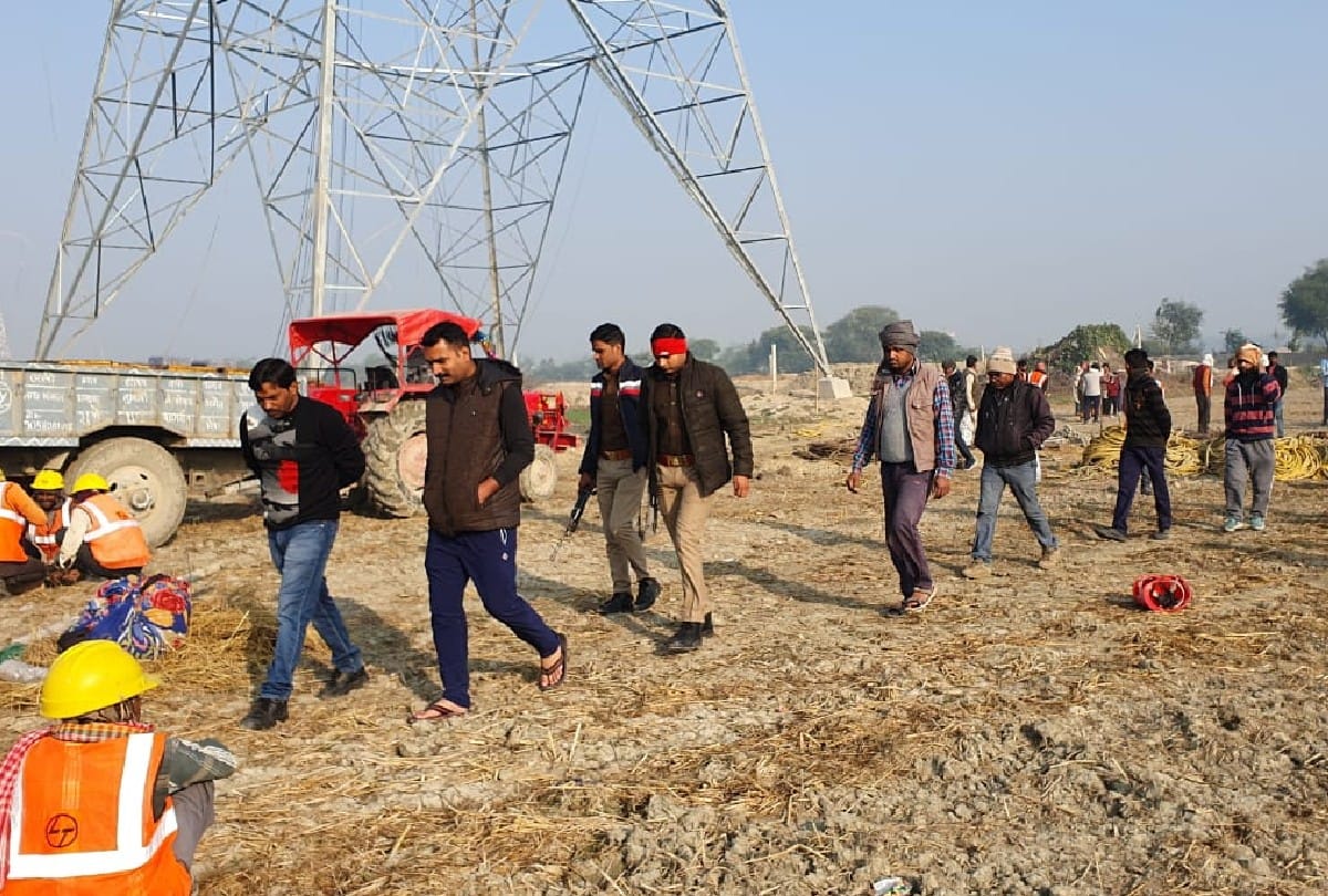 Agra UP Farmer News: Farmer climbed the tower of high tension line in mainpuri