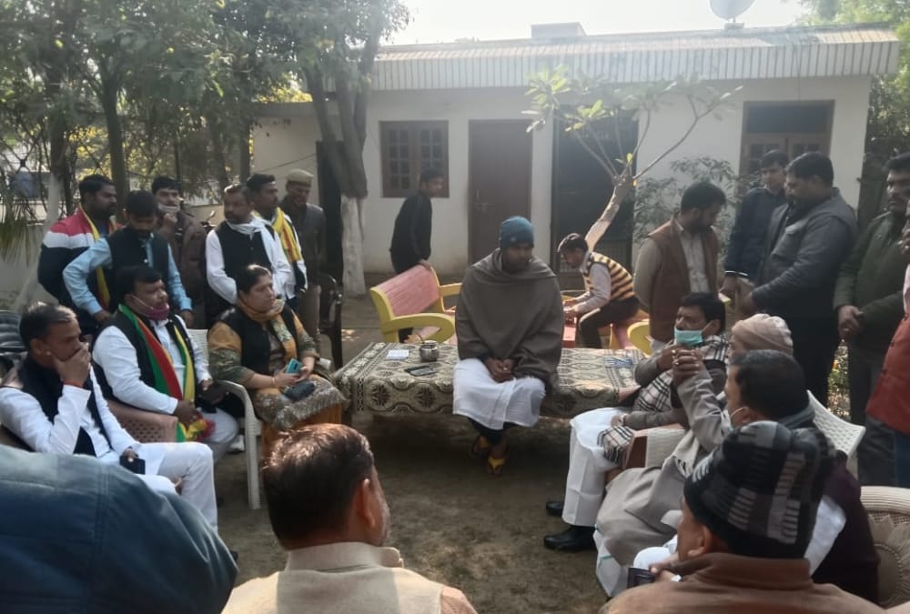 Shivpal Singh Yadav meets to family members of Sujeet Pandey.