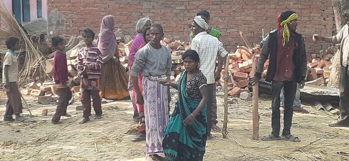Villagers stone pelting on Revenue department team remove illegal occupation of land in Azamgarh