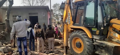 Villagers stone pelting on Revenue department team remove illegal occupation of land in Azamgarh