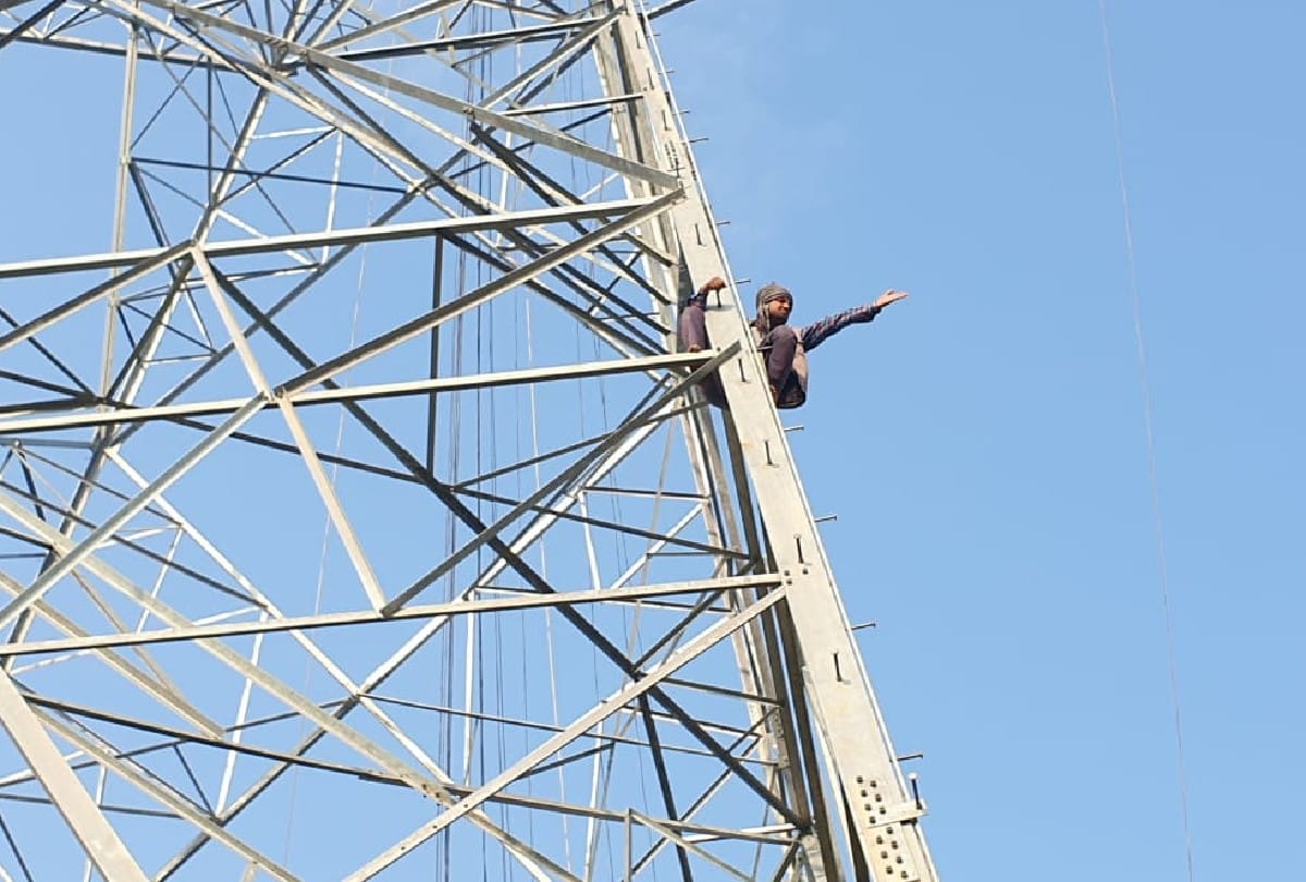 Agra UP Farmer News: Farmer climbed the tower of high tension line in mainpuri