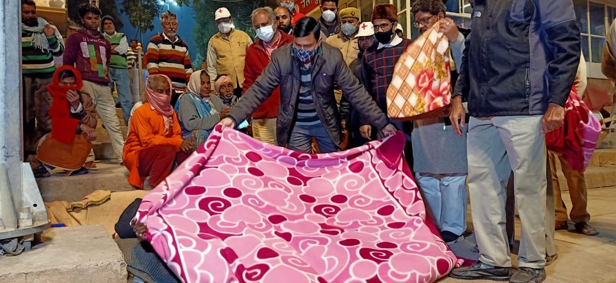 Varanasi Dm go out on streets at cold night distribute kambal among needy